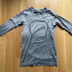 Lululemon Swiftly Tech Long-Sleeve Shirt Gray Fitted Runner Yoga Finger Loops